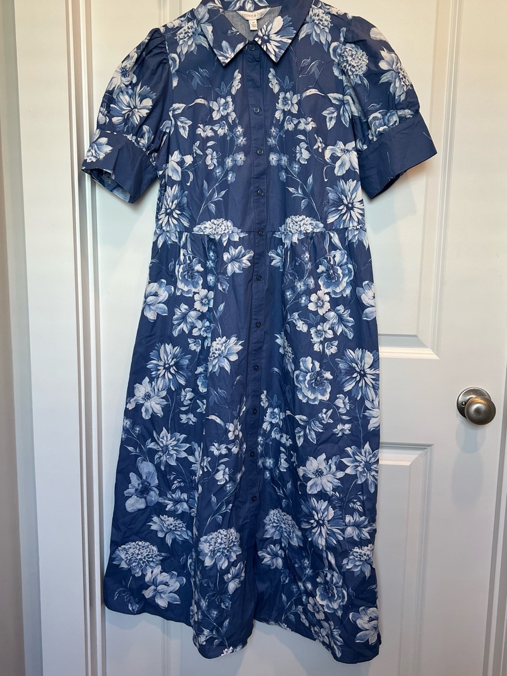 Crown & Ivy Floral Dress - Picture 2 of 5